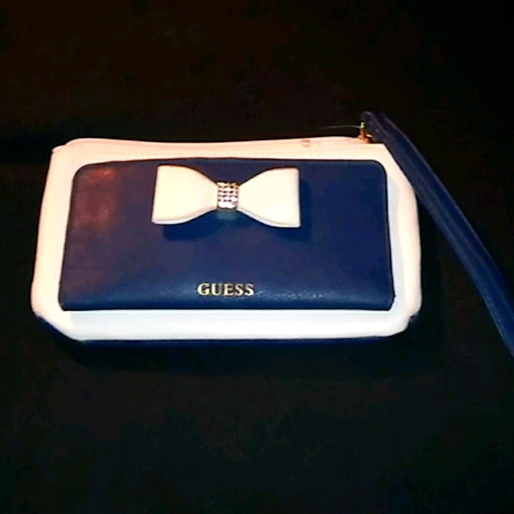 My sister's GUESS wallet NWOT $16👀❤
